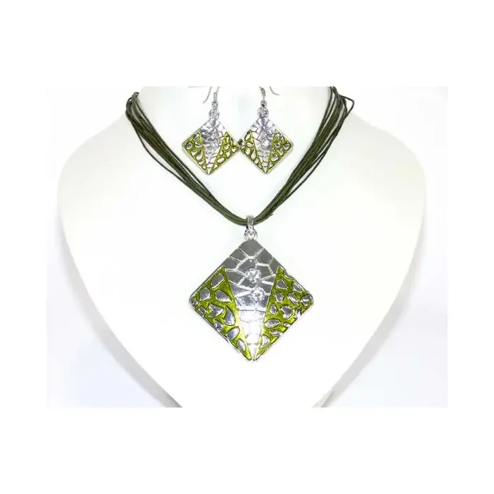 Conjunto de pendientes y colgante