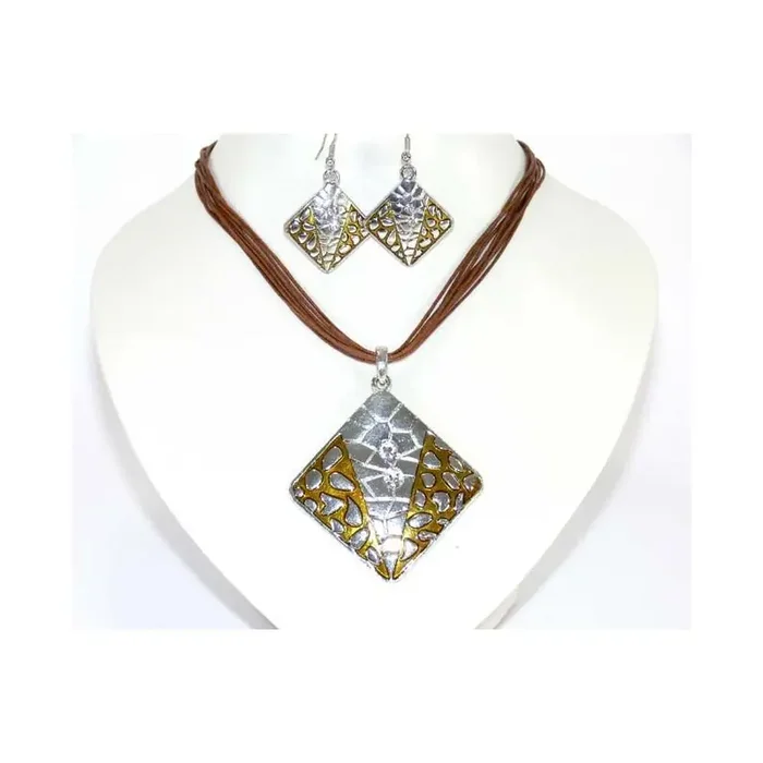 Conjunto de pendientes y colgante