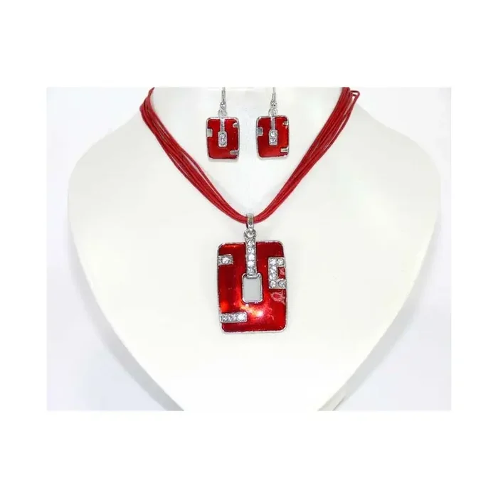Conjunto de pendientes y colgante