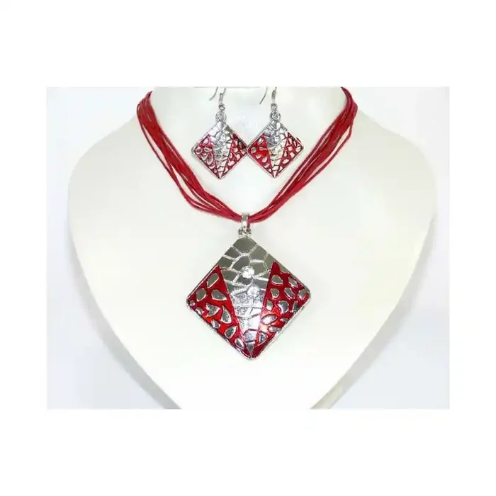 Conjunto de pendientes y colgante