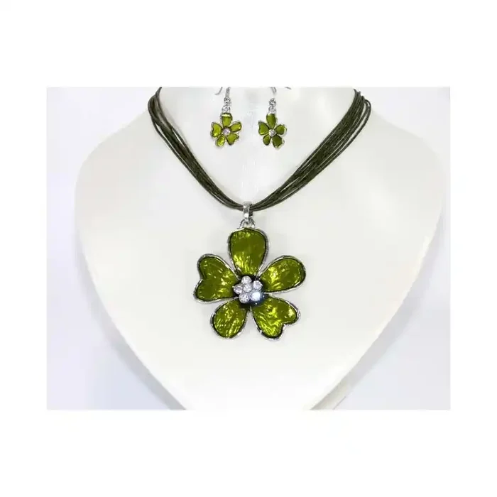 Conjunto de pendientes y colgante
