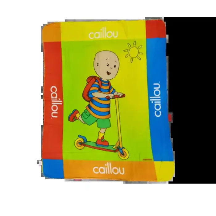 Manta polar dibujos animados Caillou montando en patinete tamaño 130x160cm poliéster producto oficial