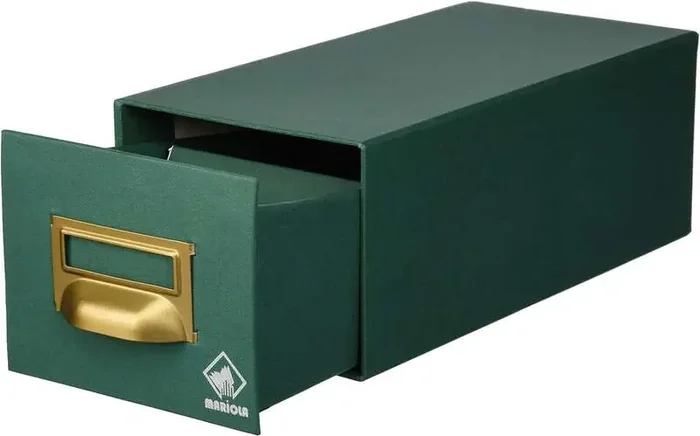 Mariola Fichero Carton Forrado en Geltex Nº1 para 500 Fichas – Medidas 125x95x250mm – Resistente y Duradero – Color Verde