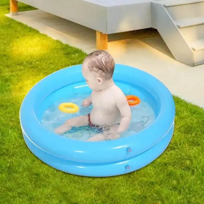 Piscina inflable para bebés con estampado animal.