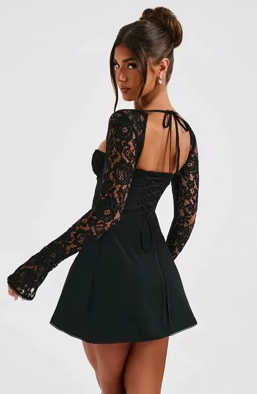 Vestido mini de satén con encaje elegante